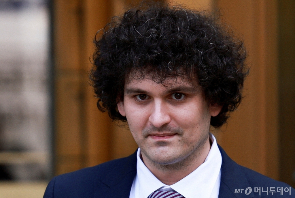 (뉴욕 로이터=뉴스1) 임윤지 기자 = 지난 7월 26일 투자 사기 등 여러 혐의로 재판 중인 암호화폐 거래소 FTX 창업자 샘 뱅크먼 프리드가 미국 뉴욕 법원 청사를 나서고 있다. 2023.07.26/  ⓒ 로이터=뉴스1  Copyright © 뉴스1. All rights reserved. 무단 전재 및 재배포 금지. /사진=(뉴욕 로이터=뉴스1) 임윤지 기자