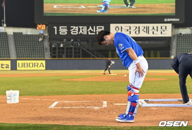 KBO 리그 최초 2238경기 출장 기록을 쓴 강민호가 28일 잠실 LG전에서 5회 클리닝 타임 때 팬들을 향해 인사하고 있다. /사진=LG 트윈스 제공