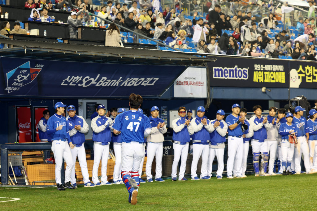 KBO 리그 최초 2238경기 출장 기록을 쓴 강민호(등번호 47번)가 28일 잠실 LG전에서 5회 클리닝 타임 때 삼성 코칭스태프 및 동료들로부터 축하 인사를 받고 있다. /사진=LG 트윈스 제공