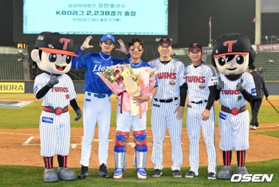 28일 잠실 삼성-LG전에서 클리닝 타임 때 KBO 리그 역대 최초 2238경기 출장 기록을 세운 삼성 강민호가 기념 행사에서 구자욱, 김현수, 오지환과 기념 촬영을 하고 있다.