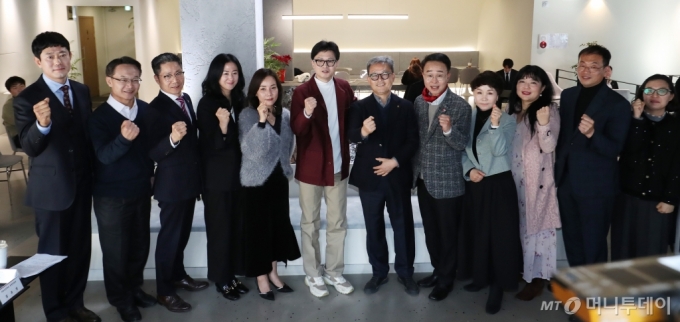 한동훈 국민의힘 비상대책위원장(가운데)과 조해진 김해을 후보(왼쪽에서 두번째) /사진=뉴스1