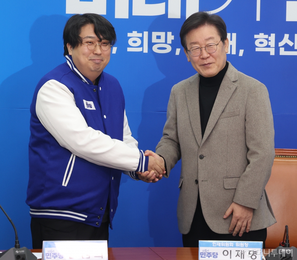 (서울=뉴스1) 송원영 기자 = 이재명 더불어민주당 대표가 19일 서울 여의도 국회에서 열린 23, 24, 25차 인재 영입 환영식에서 차지호 카이스트 교수와 기념촬영을 하고 있다.  2024.2.19/뉴스1  Copyright © 뉴스1. All rights reserved. 무단 전재 및 재배포,  AI학습 이용 금지. /사진=(서울=뉴스1) 송원영 기자