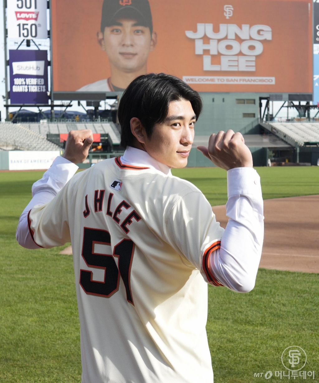 미국 메이저리그(MLB) 샌프란시스코 자이언츠 유니폼을 입은 야구선수 이정후가 지난해 12월 캘리포니아주 오라클 파크에서 열린 입단식에서 기념촬영하고 있다. /2023.12.17. /사진=뉴스1 