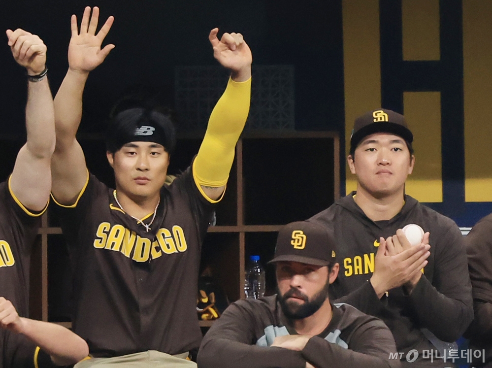 미국 메이저리그(MLB) 샌디에이고 파드리스의 고우석(오른쪽)과 김하성의 모습. /사진=뉴시스 