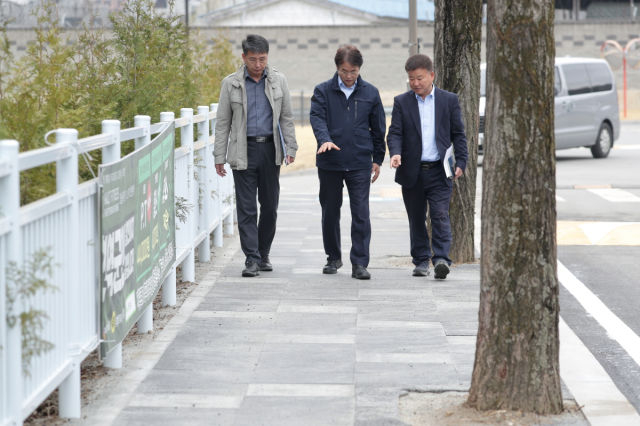 이동환 고양시장(가운데)이 지축동 보행환경개선을 위해 현장 점검을 하고 있다./사진제공=고양시