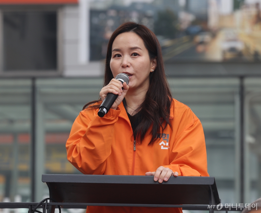 준석 대표가 이끄는 개혁신당의 비례대표 1번인 이주영 총괄선거대책위원장이 29일 "저는 군인이, 경찰이, 소방관과 의료인이, 기업인과 기술인이, 교사와 언론인 모두가 자신의 자리에서 영웅이 되는 나라를 꿈꾼다"고 밝혔다./사진=뉴스1