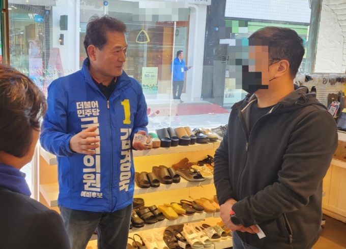 4·10 총선에서 충북 충주 선거구에 출마하는 김경욱 더불어민주당 후보가 지난 23일 오후 충북 충주시 성서동 젊음의거리에서 상인과 대화하고 있다./사진=오문영 기자
