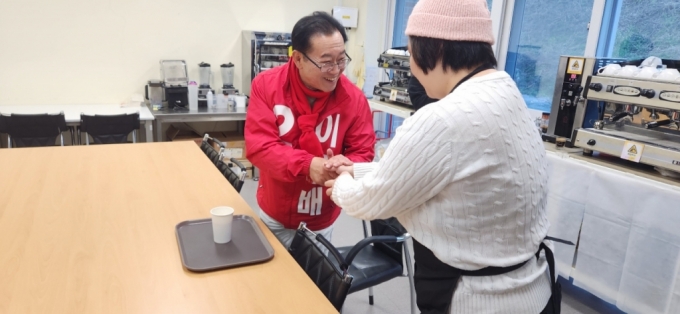 이종배 국민의힘 후보가 충북 충주시 숭덕 꿈터에 방문했다/사진=정진솔 기자