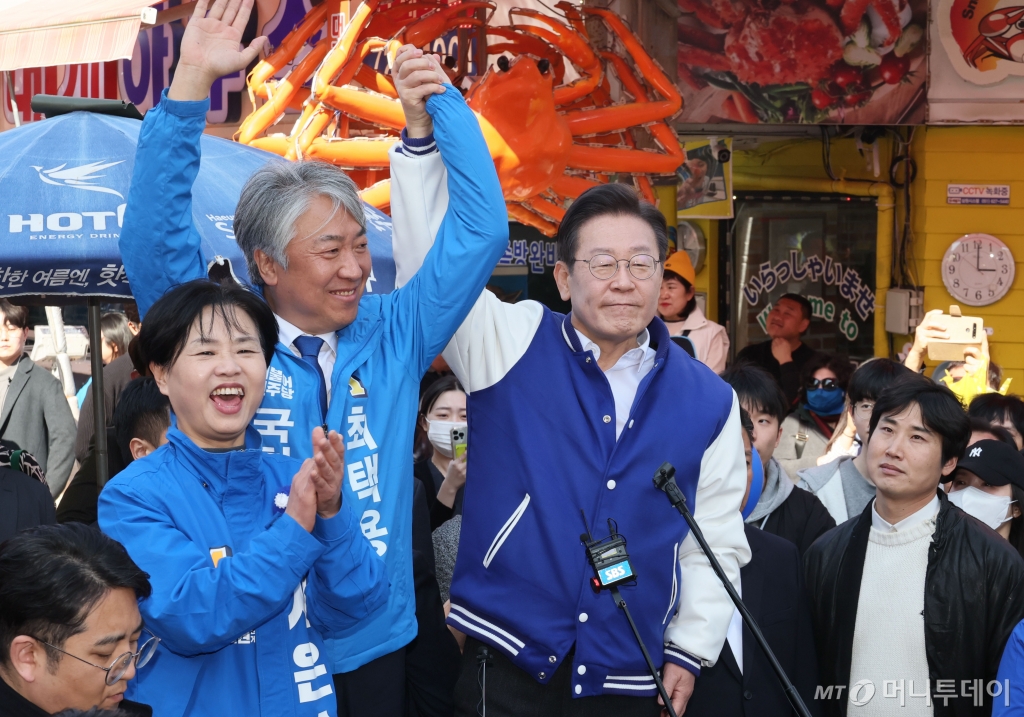 (부산=뉴스1) 윤일지 기자 = 이재명 더불어민주당 대표가 15일 오후 부산 기장군 기장시장에서 부산지역 총선 후보들의 지지를 호소하고 있다. (공동취재) 2024.3.15/뉴스1  Copyright © 뉴스1. All rights reserved. 무단 전재 및 재배포,  AI학습 이용 금지. /사진=(부산=뉴스1) 윤일지 기자