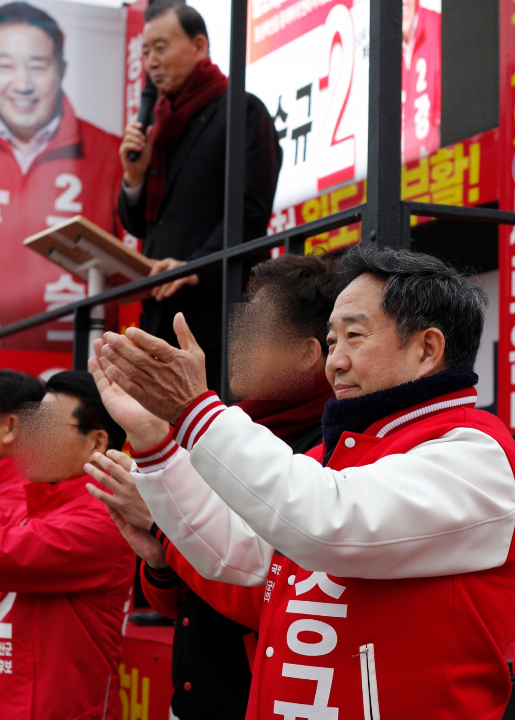 4·10 총선에서 충남 홍성·예산 지역구에 출마한 강승규 국민의힘 후보(60)의 유세 현장에 '4선 현역' 홍문표 국민의힘 의원(좌측 상단)이 찾아 지지를 호소하고 있다. / 사진=김인한 기자