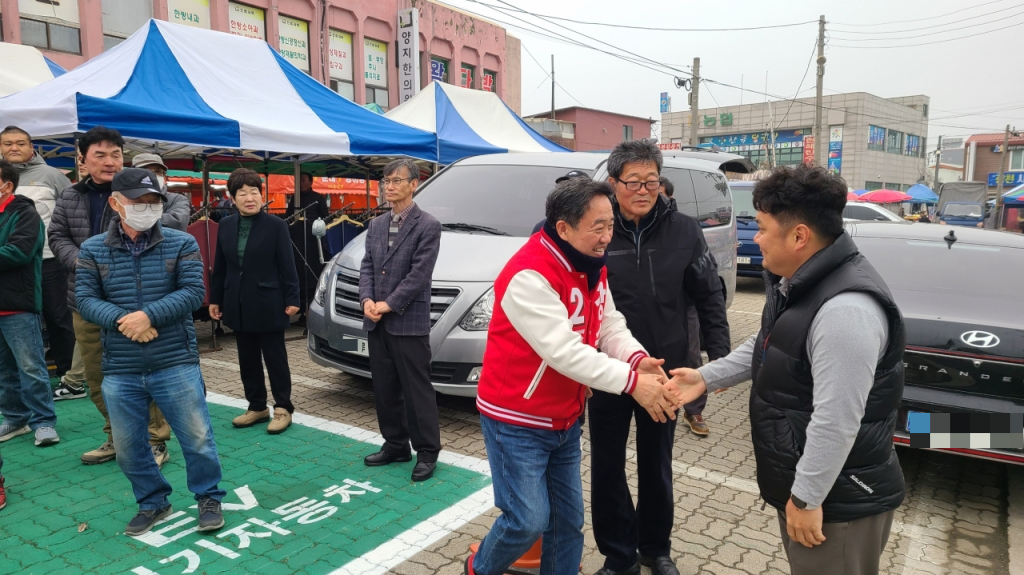4·10 총선에서 충남 홍성·예산 지역구에 출마한 강승규 국민의힘 후보(60)가 지난 29일 예산·홍성에 있는 시장을 찾아 지지를 호소했다. / 사진=김인한 기자