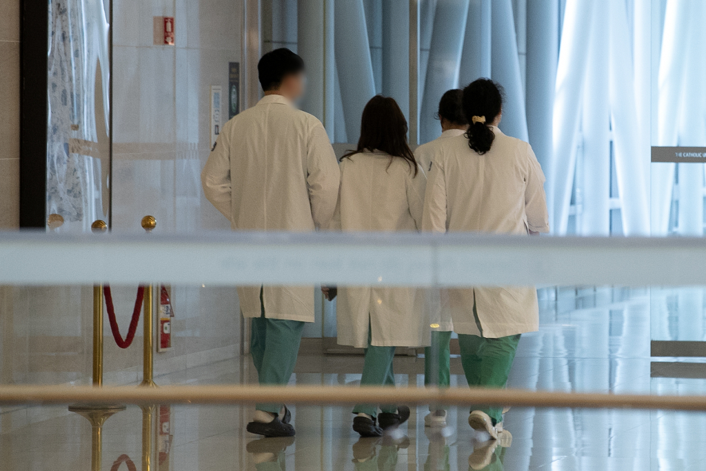 서울의 한 대학병원에서 의료진이 이동하고 있다./사진= 뉴스1