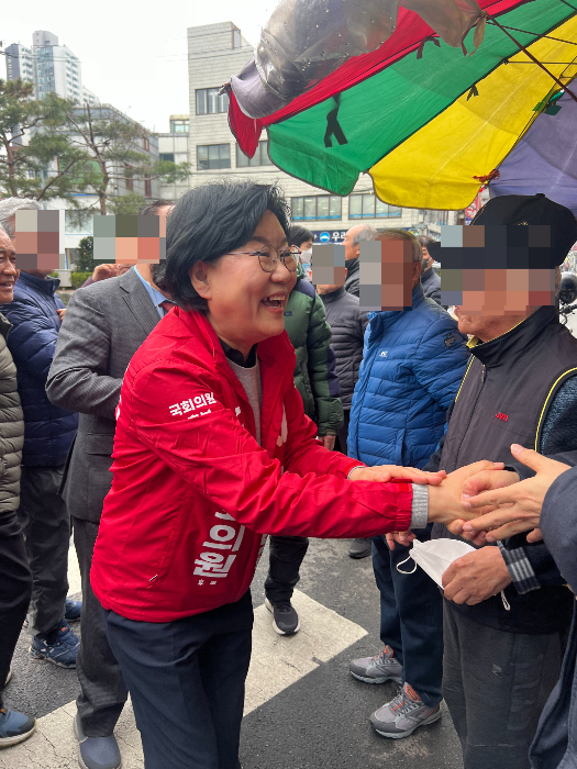 이혜훈 국민의힘 서울 중성동을 후보가 28일 출정식 전 주민들과 인사를 나누고 있다. /사진=박소연 기자