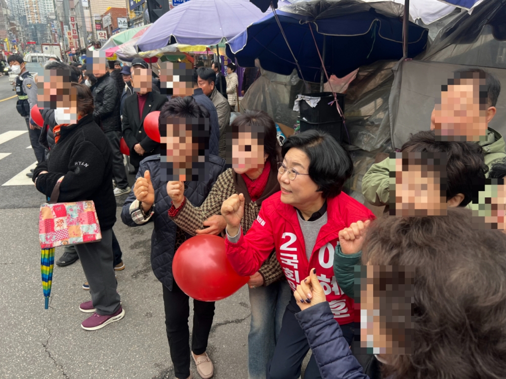 이혜훈 국민의힘 서울 중성동을 후보가 28일 출정식 전 주민들과 기념촬영을 하고 있다. /사진=박소연 기자