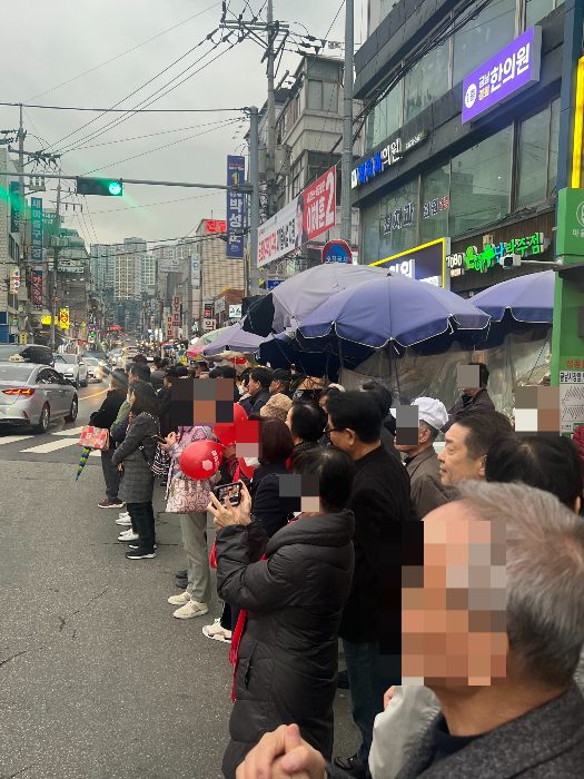28일 금남시장 사거리에서 열린 이혜훈 국민의힘 서울 중성동을 후보의 출정식을 주민들이 지켜보고 있다. /사진=박소연 기자