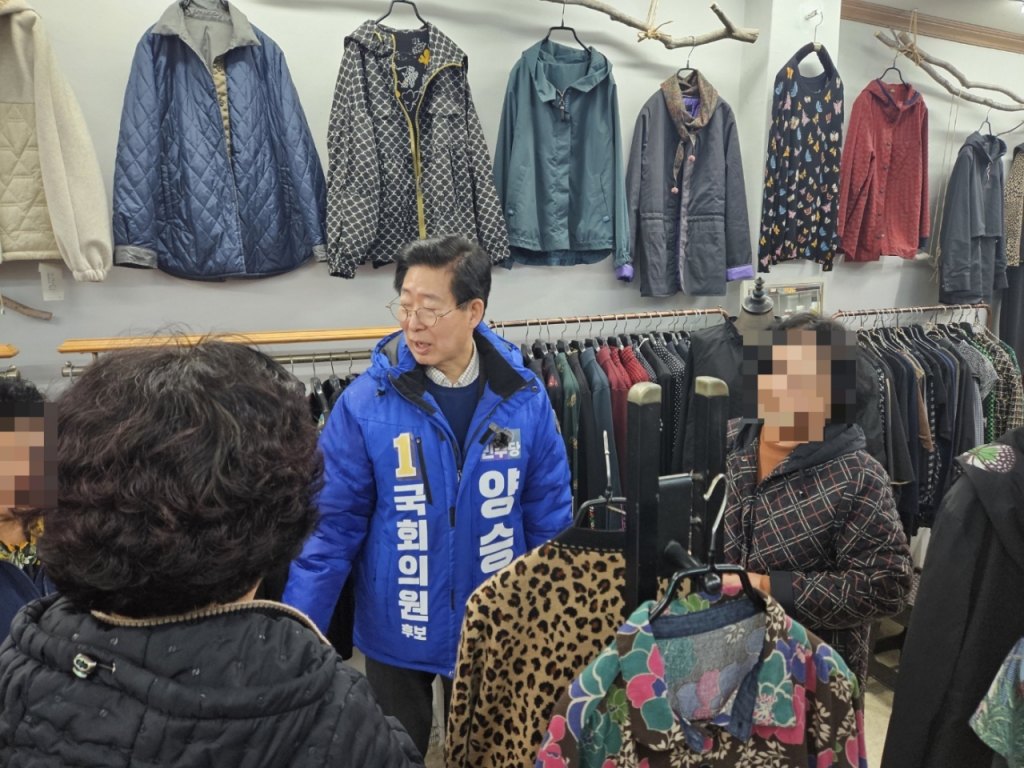 4·10 총선에서 충남 홍성·예산군 출마를 선언한 양승조 더불어민주당 후보가 지난 28일 오후 예산군 역전재래시장 상인들과 인사를 나누는 모습./사진=천현정 기자