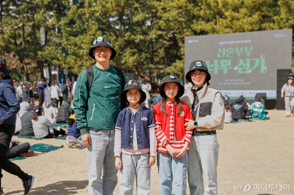 지난달 31일 유한킴벌리 우리강산 푸르게푸르게 신혼부부 나무심기 행사에 재참여한 박규희(45), 배강임(40) 부부. 이들은 2011년 경기도 여주에서 해당 사업에 참여하고 13년만인 이날  다시 참여했다. 이들은 2011년 행사에 참여하고 이듬해 첫째 딸을 얻었다고 한다. 이들은 동해안에 민둥산으로 남은 산들을 보고 가슴이 아파 조금이라도 도움이 되고자 사업에 다시 참여했다고 한다./사진=김성진 기자.