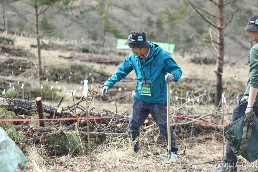 진재승 대표는 기업도 아이를 낳고 육아를 할 적절할 환경을 만들어야 출산율이 오를 수 있다고 말했다. 신혼부부 나무심기 행사도 아이를 육아하기 좋은 환경을 만드는 노력의 하나라도 말했다. 진 대표도 유한킴벌리에 36년 재직하는 동안 나무심기 행사에 참여해왔다. 사진은 진 대표가 지난달 31일 괭이를 들고 직접 나무를 심는 모습./사진=김성진 기자.