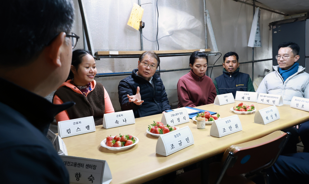 이정식 고용노동부 장관이 충청남도 논산시 딸기, 상추 재배 농가 두 곳을 방문하여 외국인근로자들의 숙소 및 안전사고 예방 등을점검하고 현장의 목소리를 듣고 있다./사진제공=고용노동부 제공