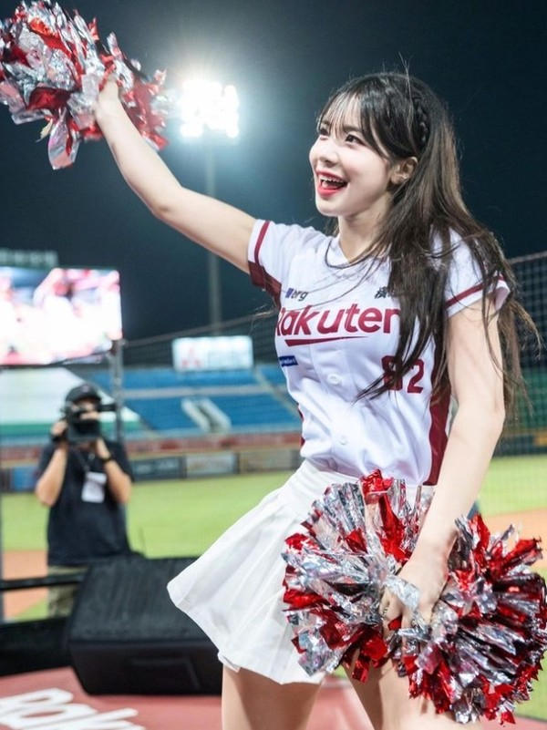 이다혜 치어리더가 대만 프로야구 라쿠텐에서 활동하는 모습. /사진=이다혜 SNS