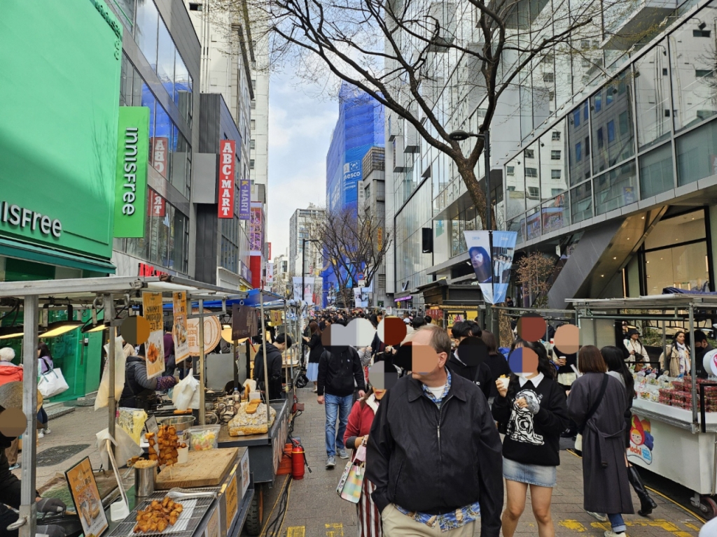 지난 30일 서울 명동을 찾은 수많은 외국인들 모습/사진=김온유 기자
