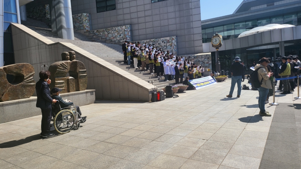 1일 서울 서대문구 신촌 세브란스 병원 앞에서 한 암 환자와 보호자가 서울지역 전공의 수련병원 현장 노동조합 대표자의 합동 기자회견을 걱정어린 시선으로 바라보고 있다./사진=박정렬 기자