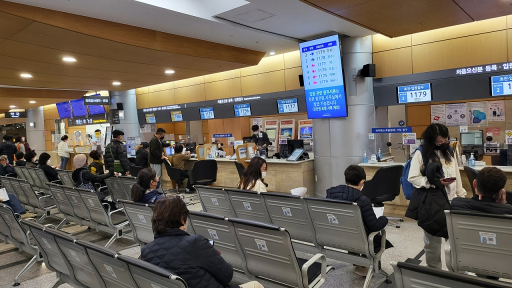 1일 오전 세브란스병원 1층 로비의 환자 등록·입원 접수 창구가 한산한 모습이다./사진=박정렬 기자 