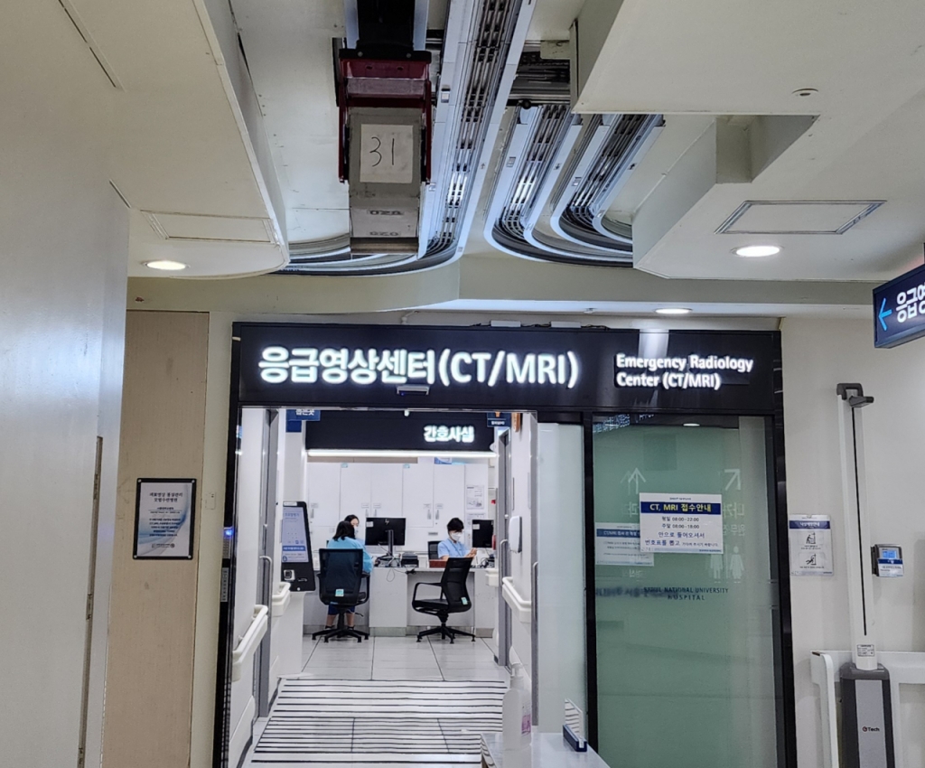 서울대병원 1층 천장에 설치된 레일을 통해 환자의 검사 영상 결과물(31번 상자)이 응급영상센터로 이동하고 있다. /사진=정심교 기자