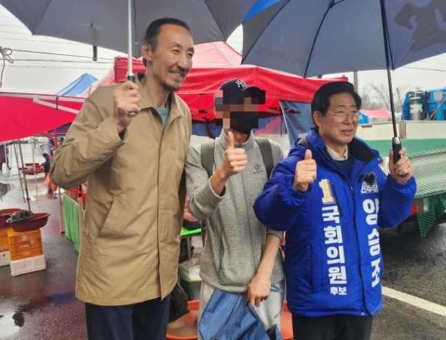 4·10 총선에서 충남 홍성·예산군 출마를 선언한 양승조 더불어민주당 후보(맨 오른쪽)가 지난달 28일 오후 예산군 역전재래시장 유세 중 시민의 사진 촬영 요청에 응하고 있다. 사진 맨 왼쪽은 양 후보 응원차 유세에 함께한 전 농구선수 한기범씨./사진=오문영 기자 