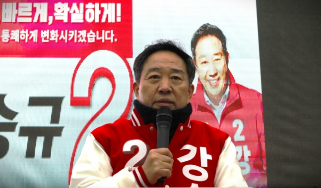 4·10 총선에서 충남 홍성·예산 지역구에 출마한 강승규 국민의힘 후보(60)가 지난달 29일 홍성군 광천읍 광천전통시장에서 유세 연설을 하고 있다. / 사진=김인한 기자 