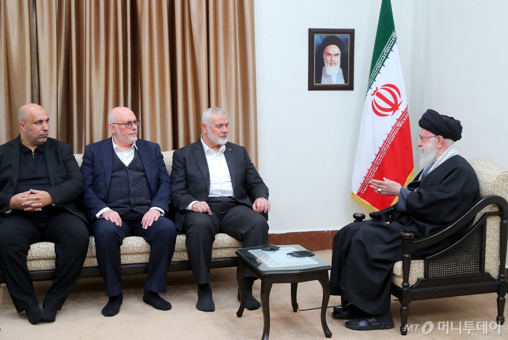 (테헤란 AFP=뉴스1) 우동명 기자 = 아야톨라 세예드 알리 하메네이 이란 최고 지도자가 26일(현지시간) 테헤란을 방문한 팔레스타인 무장 정파 하마스 지도자 이스마일 하니야와 만나고 있다. 2024.3. 27   ⓒ AFP=뉴스1  Copyright © 뉴스1. All rights reserved. 무단 전재 및 재배포,  AI학습 이용 금지. /사진=(테헤란 AFP=뉴스1) 우동명 기자