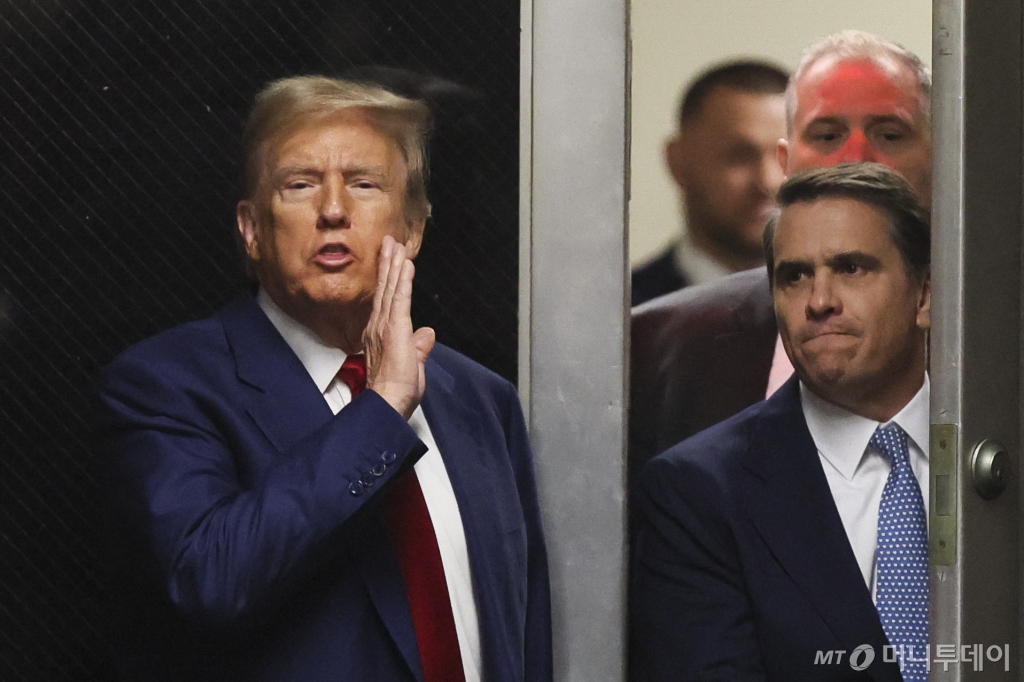 (뉴욕 AFP=뉴스1) 우동명 기자 = 도널드 트럼프 전 미국 대통령이 25일(현지시간) 뉴욕 맨해튼 형사법원에서 열린 성추문 입막음 등 부정지출 사건 재판을 마친 뒤 취재진에게 얘기를 하고 있다. 2024. 3 .26  ⓒ AFP=뉴스1  Copyright © 뉴스1. All rights reserved. 무단 전재 및 재배포,  AI학습 이용 금지. /사진=(뉴욕 AFP=뉴스1) 우동명 기자