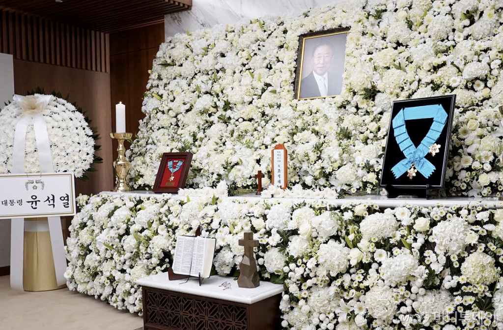 (서울=뉴스1) 장수영 기자 = 서울 서대문구 연세 세브란스 장례식장에 마련된 故조석래 효성그룹 명예회장 빈소에 영정사진이 놓여 있다. (효성그룹 제공) 2024.3.30/뉴스1 Copyright © 뉴스1. All rights reserved. 무단 전재 및 재배포, AI학습 이용 금지. /사진=(서울=뉴스1) 장수영 기자