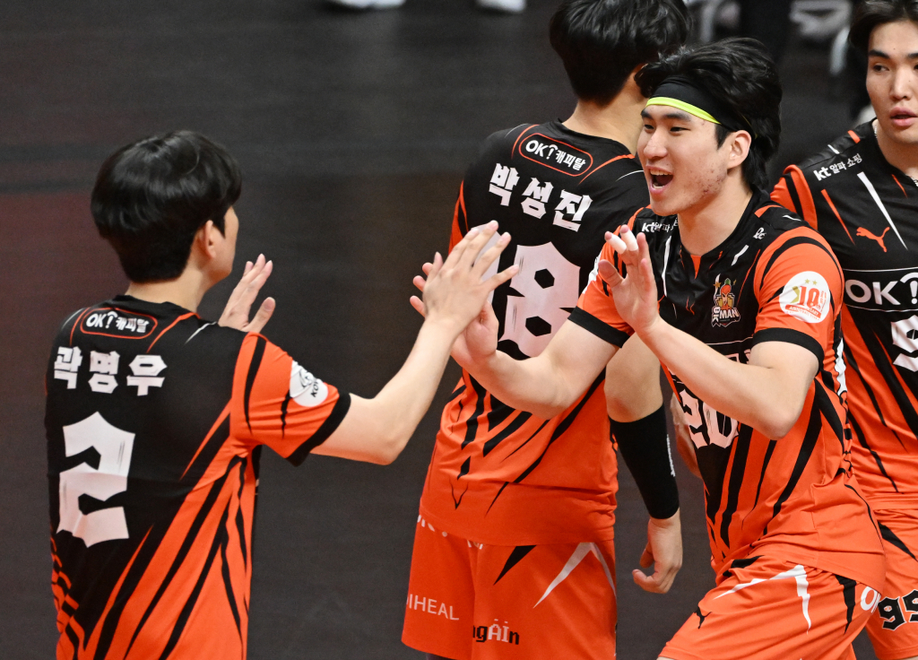 OK금융그룹 선수들이 득점 후 기뻐하고 있다. /사진제공=한국배구연맹(KOVO)
