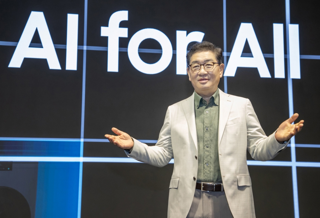 삼성전자가 3일 서울 서초구 삼성전자 서초사옥에서 신제품 론칭 미디어데이 '웰컴 투 비스포크 AI'를 열고, AI 기반으로 연결성과 사용성이 업그레이드된 2024년형 비스포크 신제품 라인업을 공개했다. 삼성전자 DX부문장 한종희 부회장이 비스포크 AI 미디어데이에서 연설을 하고 있다. /사진제공=삼성전자