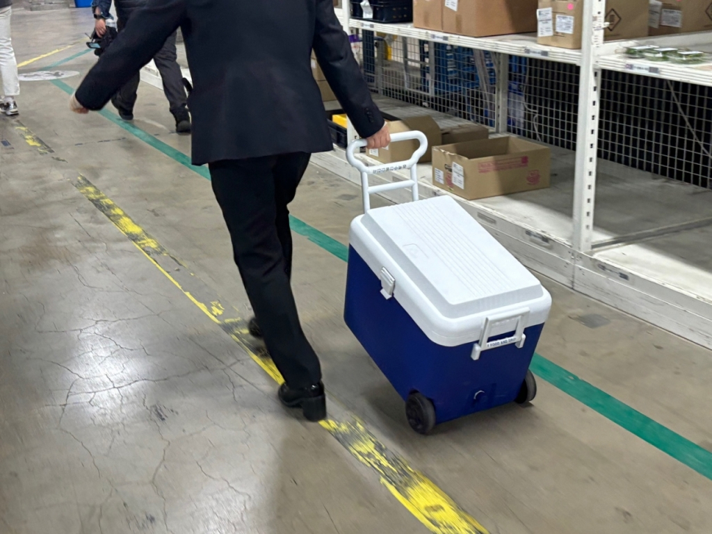 식약처 관계자가 검사용으로 체취된 농산품을 신속검사 센터로 옮기고 있다. /사진=하수민기자 