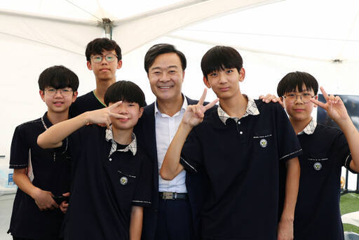 김성제 의왕시장이 청소년진로박람회에서 청소년들과 기념촬영을 하고 있다. /사진제공=의왕시청