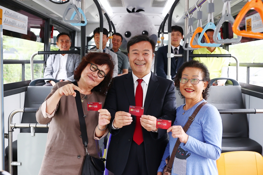 김성제 의왕시장(가운데)이 어르신들과 의왕시 지패스(G-PASS) 교통카드를 들고 기념촬영 하고 있다./사진제공=의왕시청