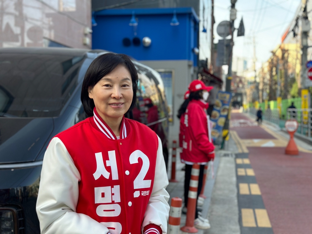 서명옥 국민의힘 서울 강남구갑 후보가 유권자들을 만나 인사하는 모습. /사진=서명옥 후보 선거사무소 제공