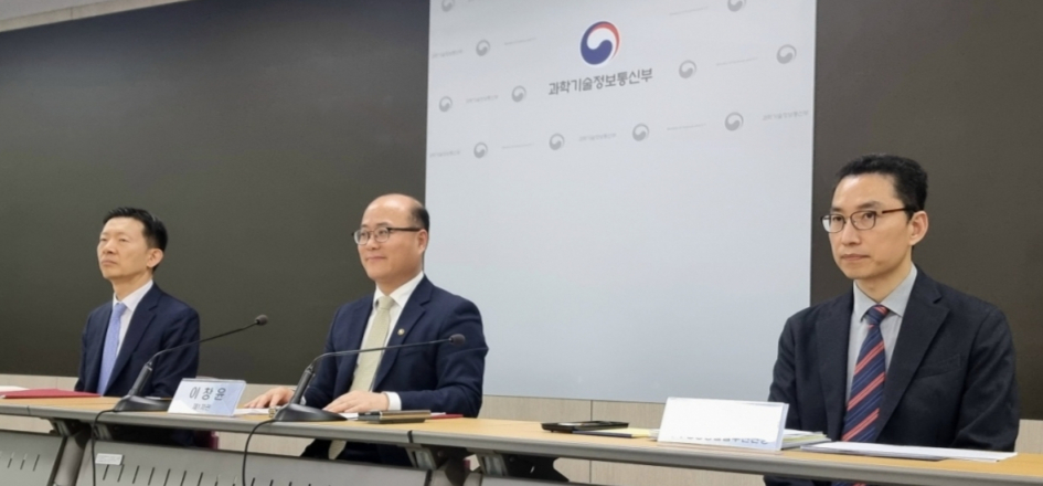 3일 정부세종청사에서 열린 이창윤 과기정통부 제1차관 미디어데이 행사에 참석한 이창윤 1차관(가운데), 노경원 연구개발정책실장(왼쪽), 이재형 우주항공청설립단장(오른쪽). /사진=박건희 기자