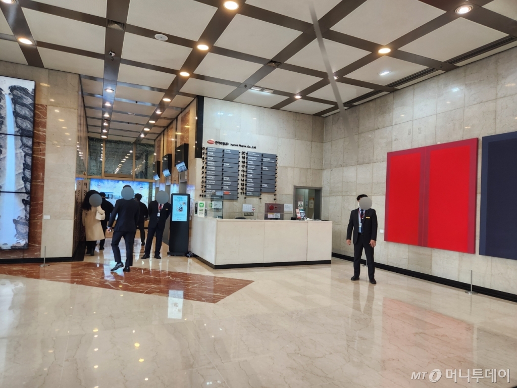 4일 오전 8시40분쯤 한미약품 로비, 임종윤, 임종훈 사내이사는 이사회 준비를 위해 이날 오전 7시쯤 출근한 것으로 전해진다./사진=구단비 기자