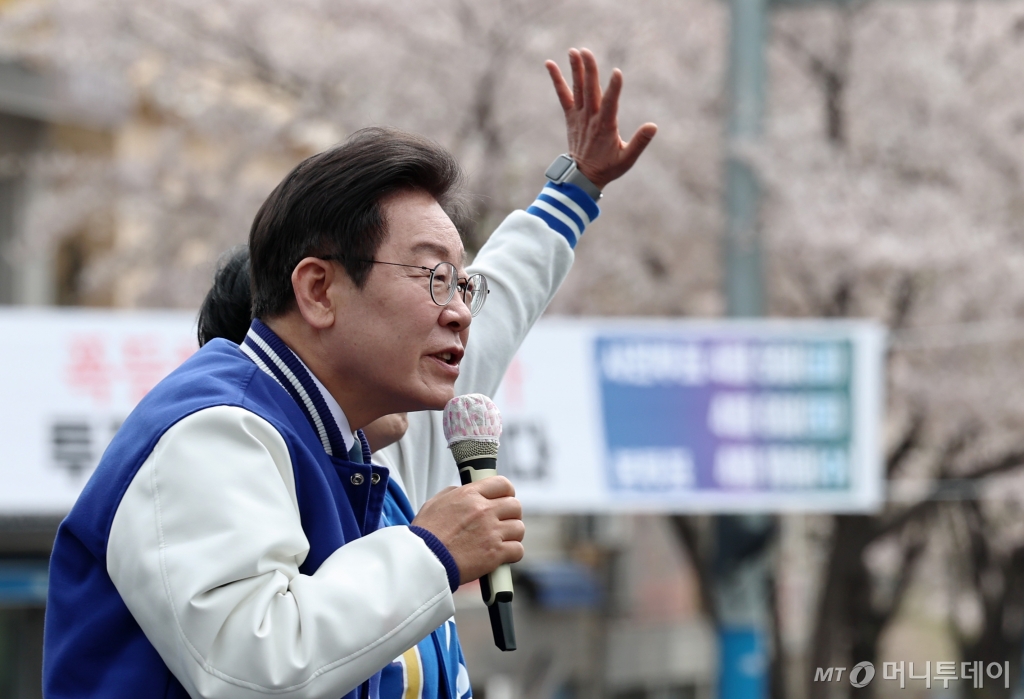 (부산=뉴스1) 구윤성 기자 = 이재명 더불어민주당 대표 겸 상임선대위원장이 4일 부산 부산진구 부산시민공원 인근에서 서은숙(부산 부산진구갑) 후보 지원유세를 하고 있다. 2024.4.4/뉴스1  Copyright © 뉴스1. All rights reserved. 무단 전재 및 재배포,  AI학습 이용 금지. /사진=(부산=뉴스1) 구윤성 기자