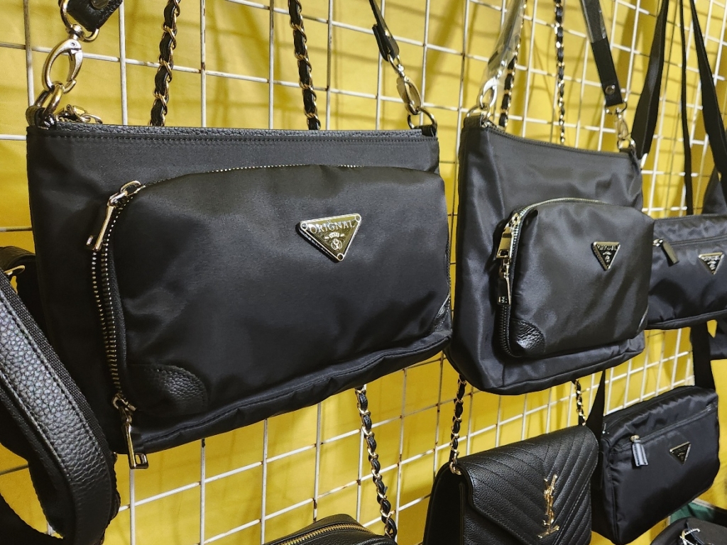 3일 밤 11시 서울 중구 새빛시장. 명품 브랜드의 디자인은 물론 상표도 위조한 가품을 판매하고 있다. /사진=김미루 기자