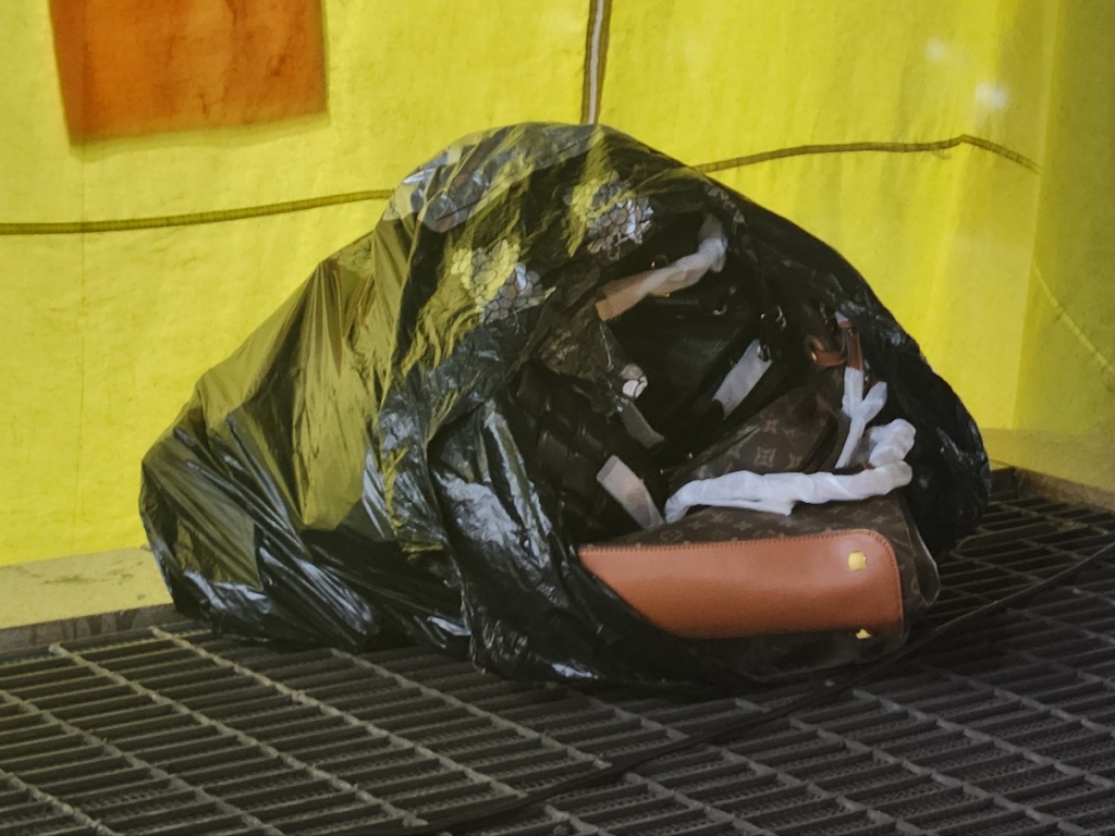 3일 밤 11시 서울 중구 새빛시장. 썰렁한 점포 바깥으로 루이비통, 샤넬 등 가품 가방이 여러 점 담긴 검은 봉투가 보였다. /사진=김미루 기자