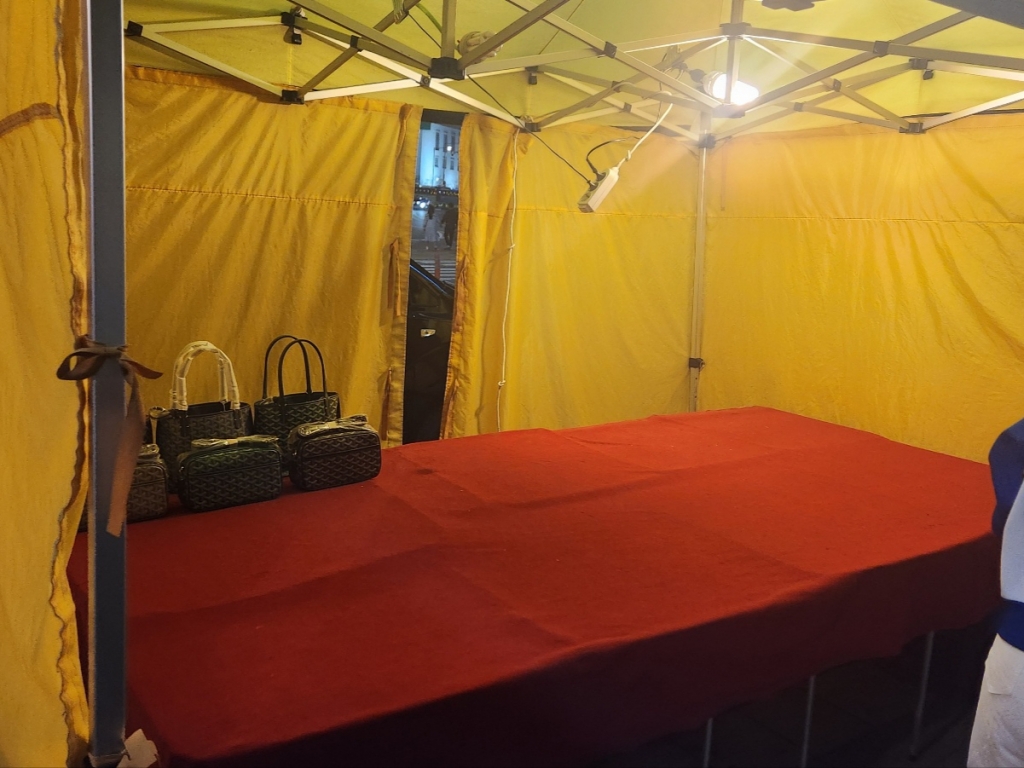 3일 밤 11시 서울 중구 새빛시장. 매대가 절반 이상 비워진 점포가 눈에 띄었다. /사진=김미루 기자