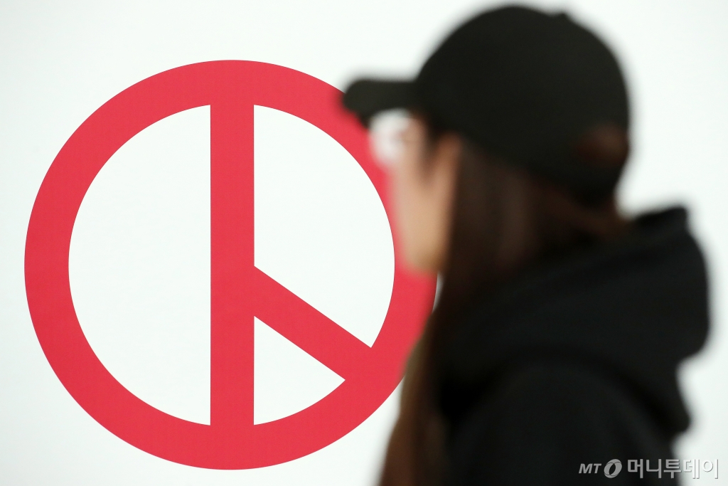 (인천공항=뉴스1) 이승배 기자 = 제22대 총선 사전투표일을 하루 앞둔 4일 인천공항에 마련된 사전투표소 앞을 이용객이 지나고 있다. 2024.4.4/뉴스1  Copyright © 뉴스1. All rights reserved. 무단 전재 및 재배포,  AI학습 이용 금지. /사진=(인천공항=뉴스1) 이승배 기자