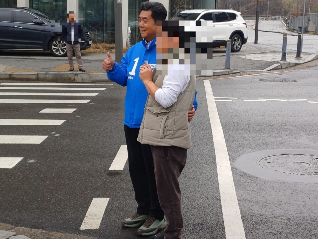 지난달 28일 서울 강남을 지역구에서 시민과 만나 사진 찍는 강청희 더불어민주당 후보 /사진=오석진 기자