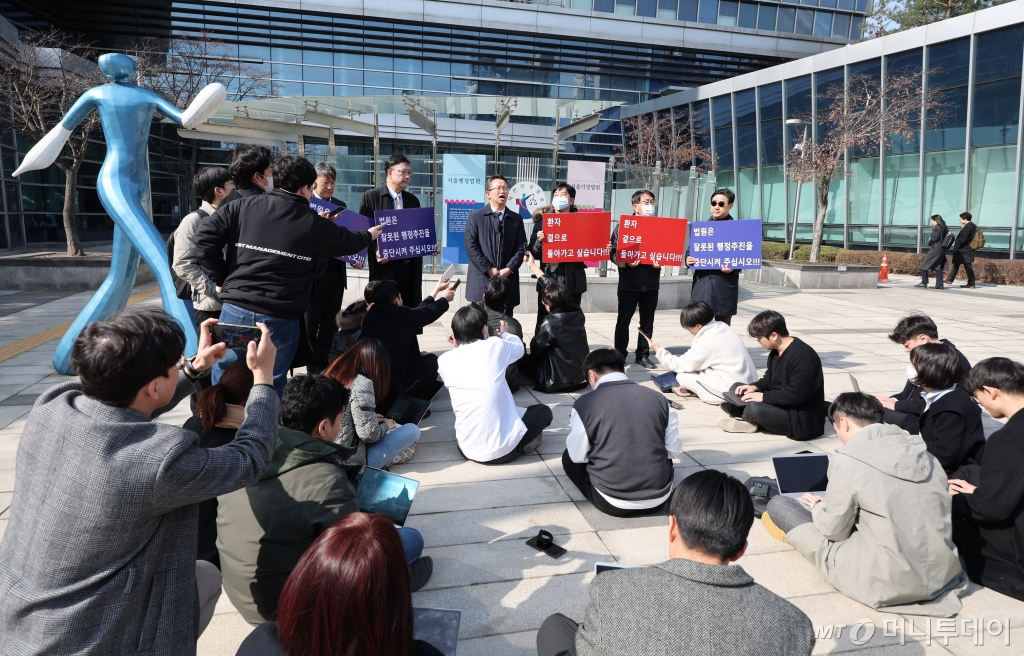 전국의과대학교수협의회 소속인 오세옥 부산대병원 교수회장이 22일 오전 서울 서초구 서울행정법원에서 열린 의대 증원 취소 집행정지 사건 심문 기일에 출석하며 입장을 밝히고 있다./사진=(서울=뉴스1) 신웅수 기자