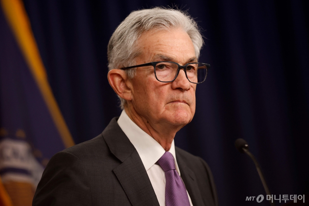 (워싱턴 AFP=뉴스1) 우동명 기자 = 제롬 파월 미국 연방준비제도(Fed·연준) 의장이 20일(현지시간) 워싱턴에서 FOMC가 기준금리를 5.25∼5.50%로 동결한 뒤 기자회견을 열고 “강한 고용 그 자체만으로는 기준금리 인하를 연기할 이유가 되지 않을 것”이라고 밝히고 있다. 2024.3.21  ⓒ AFP=뉴스1  Copyright © 뉴스1. All rights reserved. 무단 전재 및 재배포,  AI학습 이용 금지. /사진=(워싱턴 AFP=뉴스1) 우동명 기자