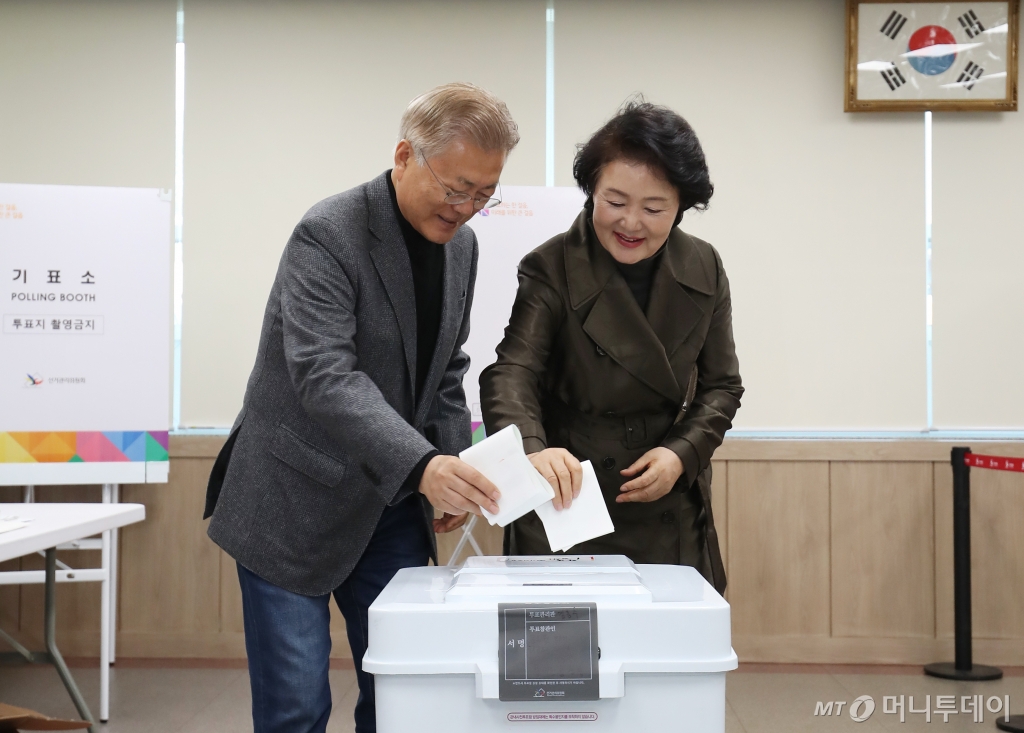 (양산=뉴스1) 윤일지 기자 = 문재인 전 대통령과 부인 김정숙 여사가 제22대 국회의원 선거 사전투표 첫날인 5일 오전 경남 양산시 하북면주민자치센터에 마련된 하북면 사전투표소에서 투표를 하고 있다. 2024.4.5/뉴스1  Copyright © 뉴스1. All rights reserved. 무단 전재 및 재배포,  AI학습 이용 금지. /사진=(양산=뉴스1) 윤일지 기자